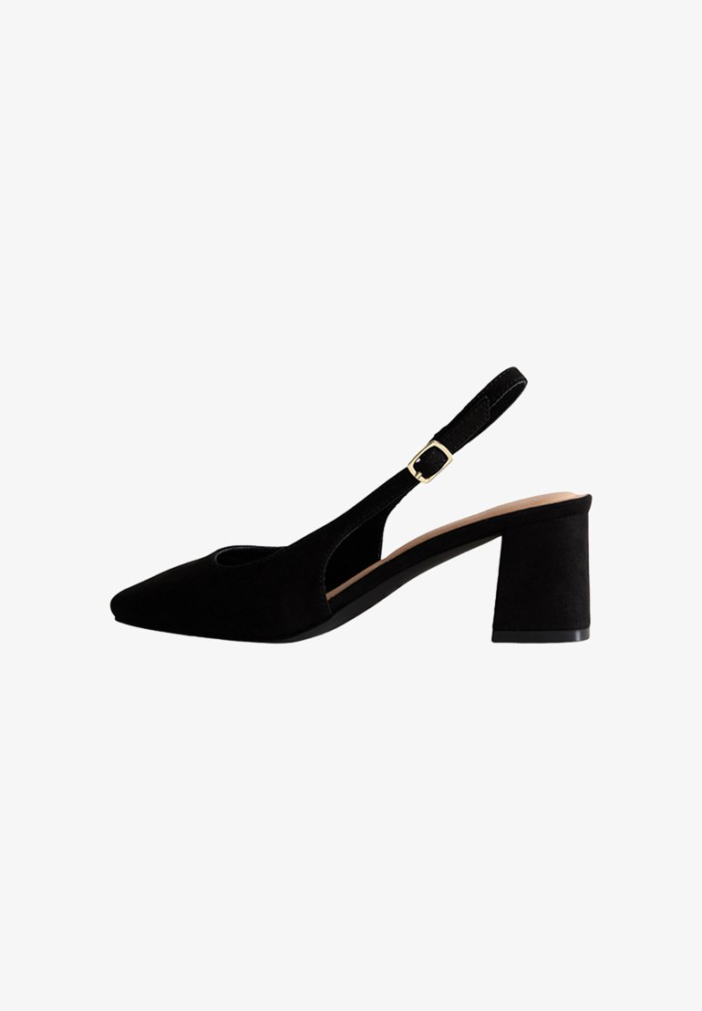 Tacco slingback in suede nero con punta affusolata. Presenta un design a taglio e una fibbia in tono oro sulla cinghia regolabile. Tacco spesso.