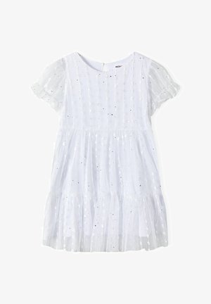 Bílé šaty s krátkými nafouknutými rukávy, které mají vrstvenou sukni, texturovanou látku a stříbrné flitry uspořádané do vertikálních linií. Zapínání na knoflíky na zadní straně.