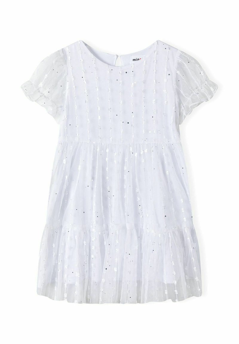 Robe blanche avec des manches courtes bouffantes, présentant une jupe à volants, un tissu texturé et des sequins argentés disposés en lignes verticales. Fermeture à boutons au dos.