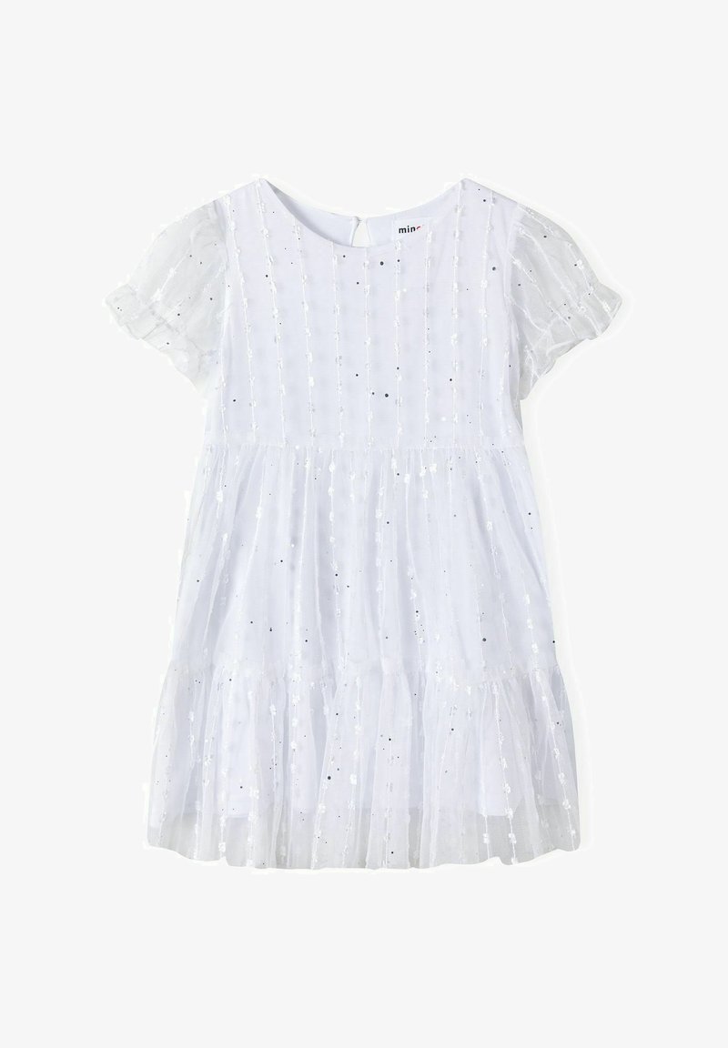 Robe blanche avec des manches courtes bouffantes, présentant une jupe à volants, un tissu texturé et des sequins argentés disposés en lignes verticales. Fermeture à boutons au dos.