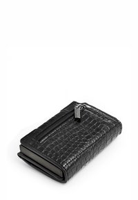 Czarny skórzany portfel o fakturze krokodylej, z zamknięciem na zamek błyskawiczny, prostokątnym kształcie oraz subtelnym logo na uchwycie zamka.