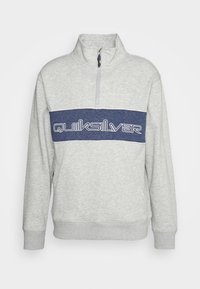 Sudadera de felpa gris claro con cremallera de un cuarto, banda horizontal azul marino y logo de "Quiksilver" en el pecho.