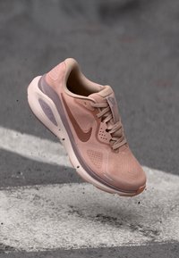 Nike Performance STRUCTURE 26 - Tenisice za cestovno trčanje - particle pink/taupe grey/rose gold/silt red/pale ivory