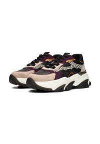 Zapatillas chunky hechas de ante beige y material sintético negro, con detalles en púrpura, estampado de leopardo y una suela blanca texturizada.