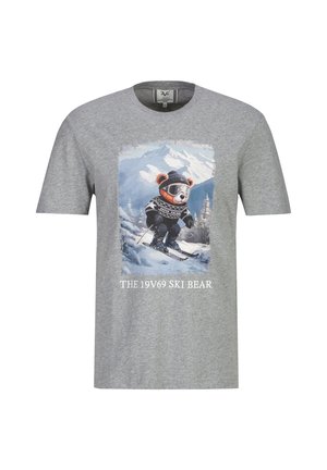 Graues T-Shirt mit einer Grafik eines Bären in Skiausrüstung, der einen verschneiten Berg hinunterfährt, Text lautet "THE 19V69 SKI BEAR."