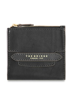 Cartera de cuero negro con cremallera dorada, costuras visibles y "THE BRIDGE FIRENZE 1969" grabado en dorado en la correa frontal.