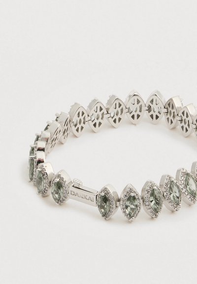 Ezüst karkötő összekapcsolt, marquise alakú foglalatokkal, mindegyikben világoszöld drágakő, apró áttetsző kövek veszik körül.