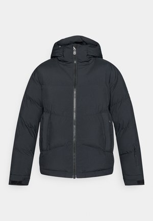 Μαύρο μπουφάν πούφ με κουκούλα, εμπρόσθιο φερμουάρ και πλαϊνές τσέπες. Διαθέτει υφή με ραφές και είναι κατασκευασμένο από ελαφρύ, μονωτικό υλικό.