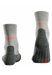Chaussettes de cheville grises avec des bords côtelés et une marque "FALKE" rose, présentant des sections de talon et d'orteil gris foncé avec un design texturé.