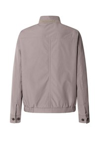 Giacca di un tenue colore malva con colletto a stand, vita elastica e polsini con bottoni. Presenta un logo discreto sul colletto e una texture liscia e opaca.