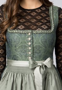 Grün gemustertes Kleid mit tailliertem Oberteil, Spitzenärmel und Knopfdetails. Verfügt über einen gefältelten Rock und eine Satin-Schleife in der Taille.