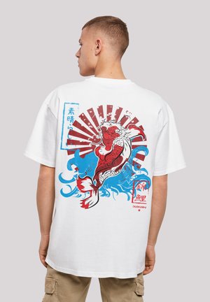 Witte katoenen T-shirt met een grafisch ontwerp met een rood en witte koi-vis, blauwe golven en Japanse tekst op de achterkant. Korte mouwen.