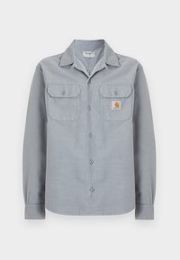 Ανοιχτόγριλο μακρυμάνικο πουκάμισο με κουμπιά, με δύο τσέπες στο στήθος, η μία με ένα μικρό ετικέτα λογότυπο Carhartt στη δεξιά πλευρά.