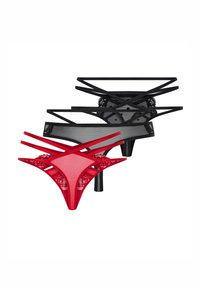 Három csipkés és hálós női tanga fekete és piros színben, dupla derékpánttal, fehér háttér előtt egymásra helyezve.