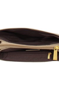 Pochette in tessuto marrone con cerniera dorata. L'interno presenta una fodera marrone scuro e una tasca con cerniera per l'organizzazione. Texture liscia, design semplice.