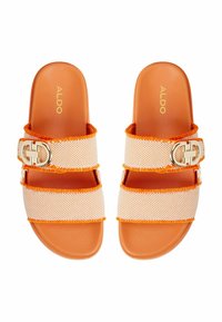 Sandales à glissière orange et blanche avec deux sangles texturées et une boucle dorée. Semelle plate douce au fini lisse. Design décontracté.