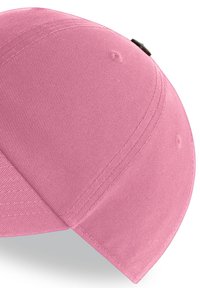 Rosa Baseballcap mit gebogenem Schild, aus strukturiertem Stoff. Zeigt genähte Nähte und ein Knopfdetail oben.
