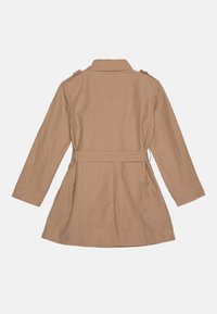 Kaki trenchcoat med innsnevret midje, lange ermer, skulderepauleter og en bakfold. Glatt stoff med synlige sømdetaljer.