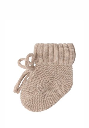 Beige gestrickter Babyfäustling mit geripptem Bündchen und Schnurverschluss, isoliert vor weißem Hintergrund.
