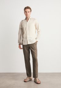 Les Deux PATRICK PANTS - Pantaloni - brown