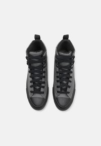 Höga sneakers i mörkgrå läder med svarta snören, gummitåhuvud och texturerade detaljer; med dragöglor på kragen.