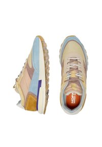 Baskets multicolores comportant un mélange de matériaux, notamment du mesh, du daim et du caoutchouc. Les couleurs incluent le bleu, le beige, le marron et des touches de violet.