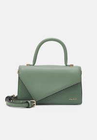 Grön läderhandväska med en triangulär klaffdesign, texturerade detaljer, ett kort handtag och en avtagbar rem. Guldpläterade detaljer synliga.