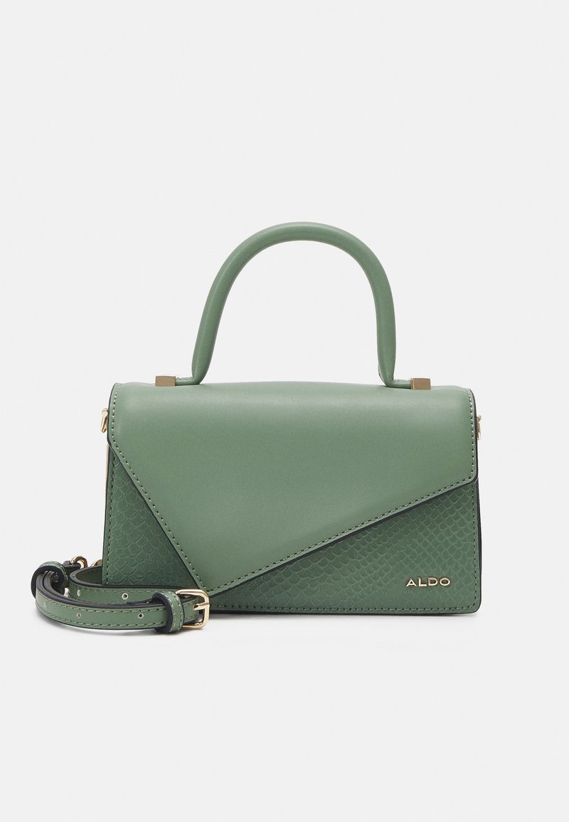 Grön läderhandväska med en triangulär klaffdesign, texturerade detaljer, ett kort handtag och en avtagbar rem. Guldpläterade detaljer synliga.