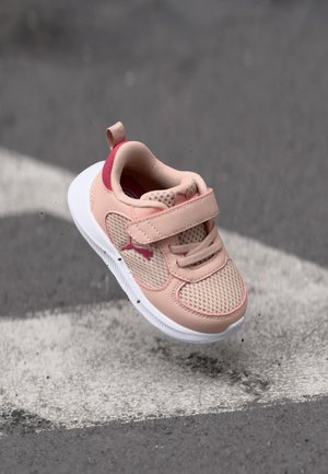 FUN RACER 2 UNISEX - Sapatos para corrida em estrada - rose quartz/port/island pink