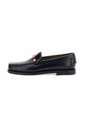 Mocassino in pelle nera con un piccolo charm colorato che presenta una caramella rosa e bianca e un gatto sulla fascia frontale.