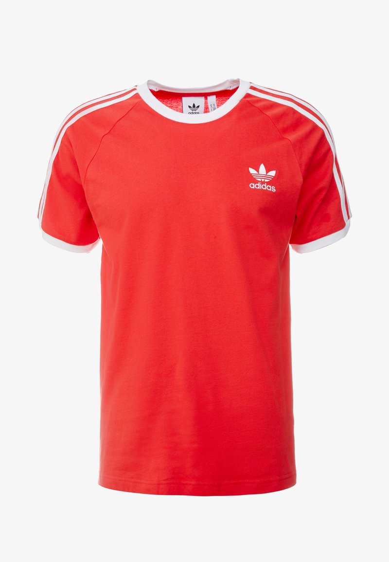 T-shirt Adidas rouge avec col rond blanc, poignets de manches blancs, trois bandes blanches sur les épaules, et logo trefoil Adidas sur la poitrine.