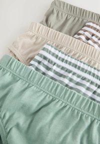 Vier Paare aus Baumwollunterwäsche in den Farben: Mintgrün, Beige, Olivgrün und gestreift in Weiß/Grün. Alle besitzen einen elastischen Bund.