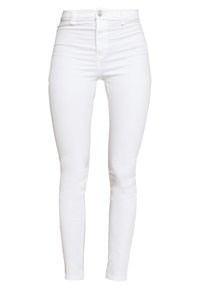 Jeans blancos ajustados de denim, con una cintura alta, textura suave y un diseño clásico de cinco bolsillos con herrajes metálicos.