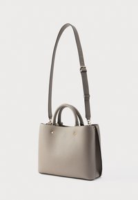 Graue Lederhandtasche mit klarer Form, oberen Griffen und einem abnehmbaren Schulterriemen. Verfügt über goldfarbene Beschläge und ein minimalistisches Design.