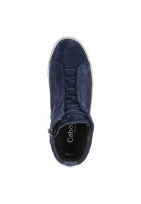 Granatowy skórzany sneaker o gładkiej fakturze, z przodem na sznurowadła i bocznym zamkiem, z kremową gumową podeszwą i logo wewnątrz.