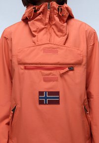 Oranje waterdichte jas met hoge kraag, verstelbare capuchon, een ritszak op de borst en een Noorse vlagpatch aan de voorkant.