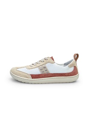Sneaker con tomaia in rete bianca, accenti in suede beige, pannello testurizzato rosso, borchie argentate e suola in gomma chiara. Linguetta marrone sul tallone.
