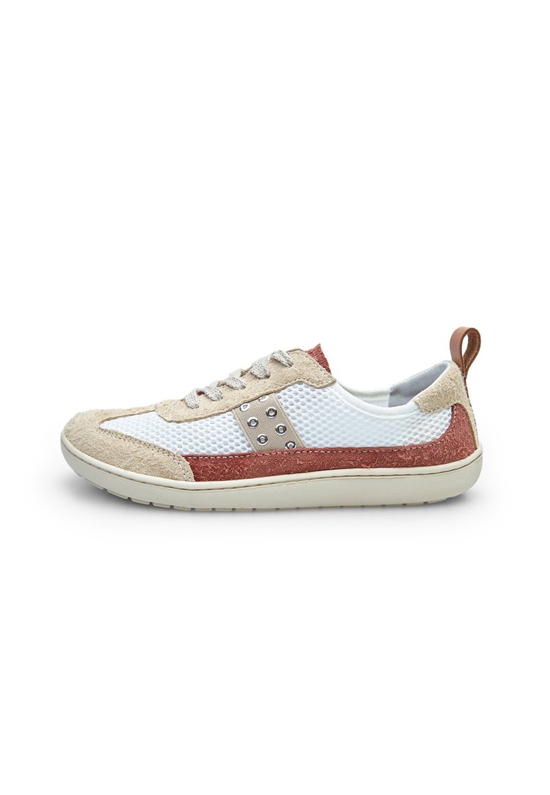 Sneaker, mille valge võrkkangast ülaosa, beeži sametise akendega, punane tekstuuriga paneel, hõbedased nupud ja heledavärviline kummist tall. Pruun tõmbevahe tagumises osas.