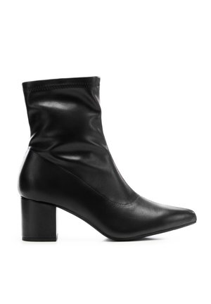 Czarne skórzane botki za kostkę z marszczoną cholewką, szpiczastym noskiem i masywnym obcasem typu blok. Gładka faktura z minimalistycznymi detalami.