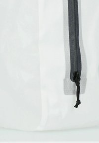 Bolsa de tela blanca con un cierre negro y cordón. Presenta un panel semitransparente y una superficie texturizada.