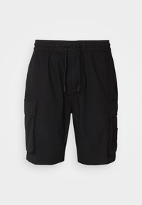 Short cargo noir avec taille élastique, cordon de serrage à l'avant et grandes poches à rabat latérales sur chaque jambe.