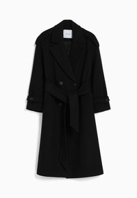 Czarny długi wełniany płaszcz z podwójnymi guzikami, szerokimi klapami, epoletami na ramionach, paskiem w talii oraz mankietami zapinanymi na guziki.