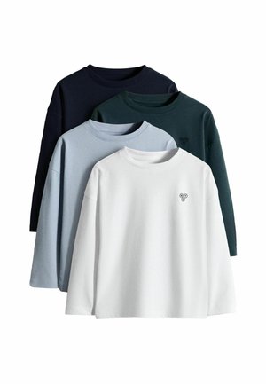 Fire langærmede crew neck-shirts i hvid, lyseblå, mørkegrøn og sort, stablet med lille "NYC" logo på front venstre.