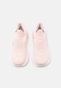 Ζευγάρι αθλητικών παπουτσιών σε ελαφρύ ροζ χρώμα, με επάνω μέρος από διχτυωτό ύφασμα και λευκές σόλες, εμφανίζεται από πάνω σε λευκό φόντο.