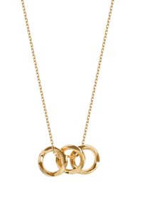 Złoty naszyjnik z trzema splecionymi okrągłymi wisiorkami na delikatnym łańcuszku, prezentujący polerowane wykończenie i gładką teksturę.