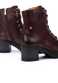 Pikolinos SORIA - Botines con plataforma - dark brown