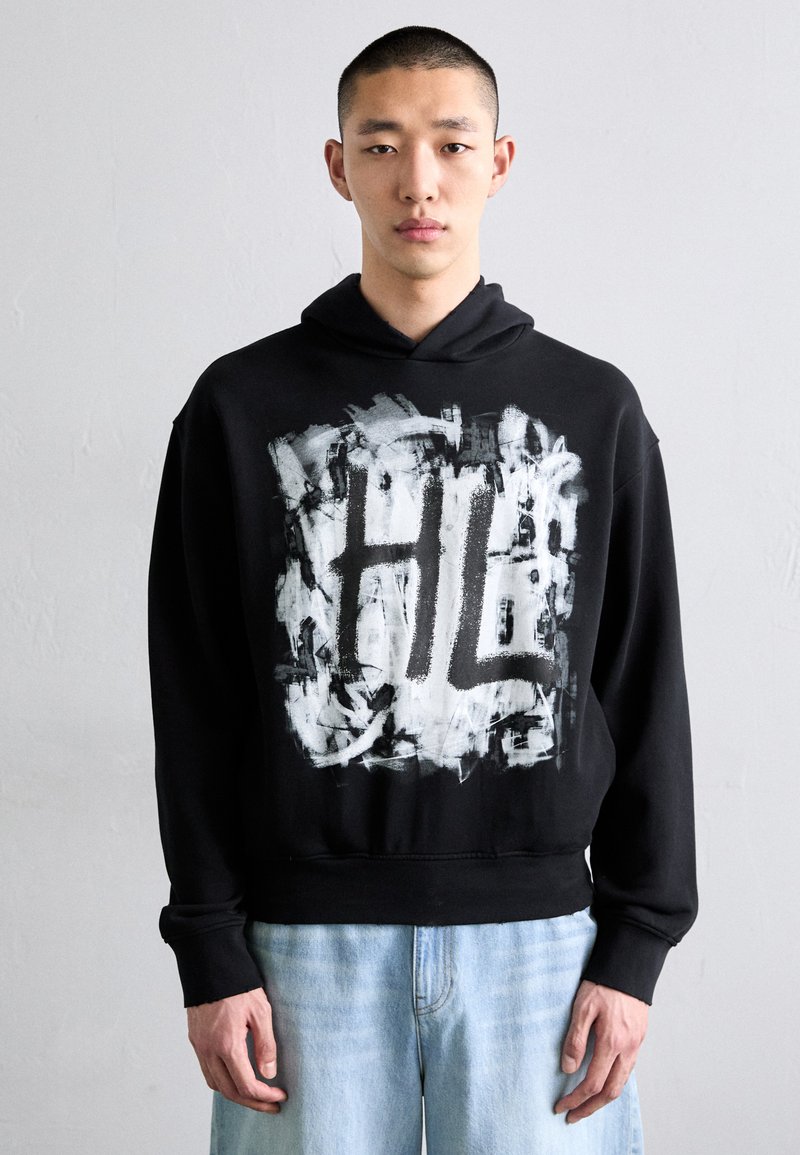 Sudadera negra con un gran diseño de logo abstracto en blanco y gris en la parte frontal. Presenta una capucha con cordón y puños de canalé.