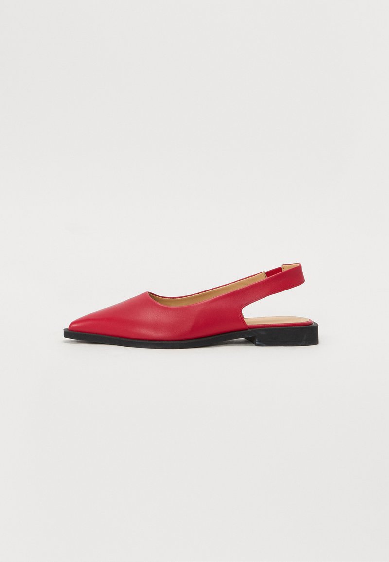 Scarpa slingback rossa in pelle con punta affusolata, design minimalista, suola piatta e taglio aperto sul tallone per una migliore traspirabilità.