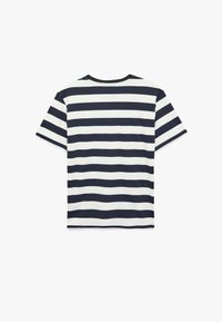 T-paita lyhyillä hihoilla, jossa on tummansinisiä ja valkoisia vaakaraitoja, pyöreä kaula-aukko ja pehmeä puuvillakangas rentoa istuvuutta varten.