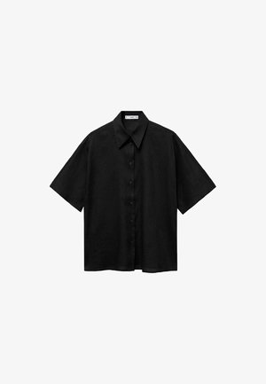 Chemise noire à manches courtes en tissu léger, avec un devant boutonné et un col classique. Texture unie sans motifs.